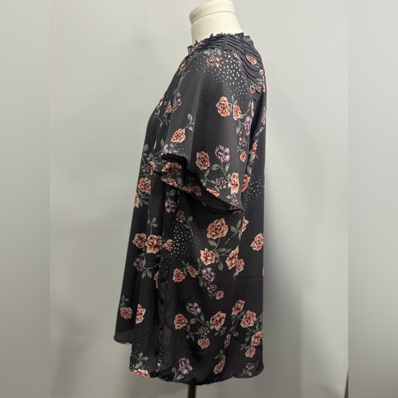 Torrid  Blouse Grey Floral High Neck Cap Sleeve Flowy Keyhole Women’s Size 1 - Picture 3 of 9